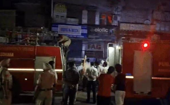 लुधियाना में 4 मंजिला बिल्डिंग में लगी आग:कार एसेसरीज की 3 दुकानें जलीं; शॉर्ट सर्किट से हादसा