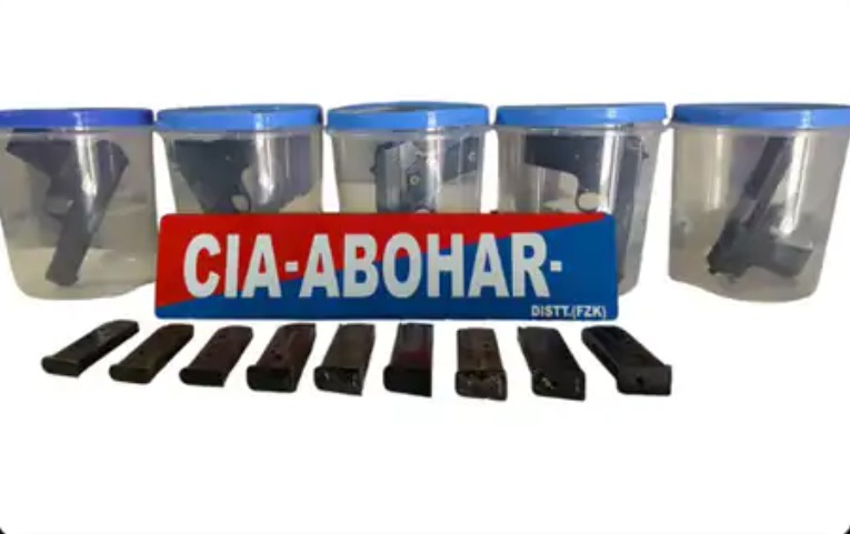 पाकिस्तान से हथियार तस्करी का भंडाफोड़: फाजिल्का में दो आरोपी गिरफ्तार, 5 पिस्टल बरामद